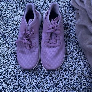 They are Reebok they are size 8 in womens they are super comfortable.